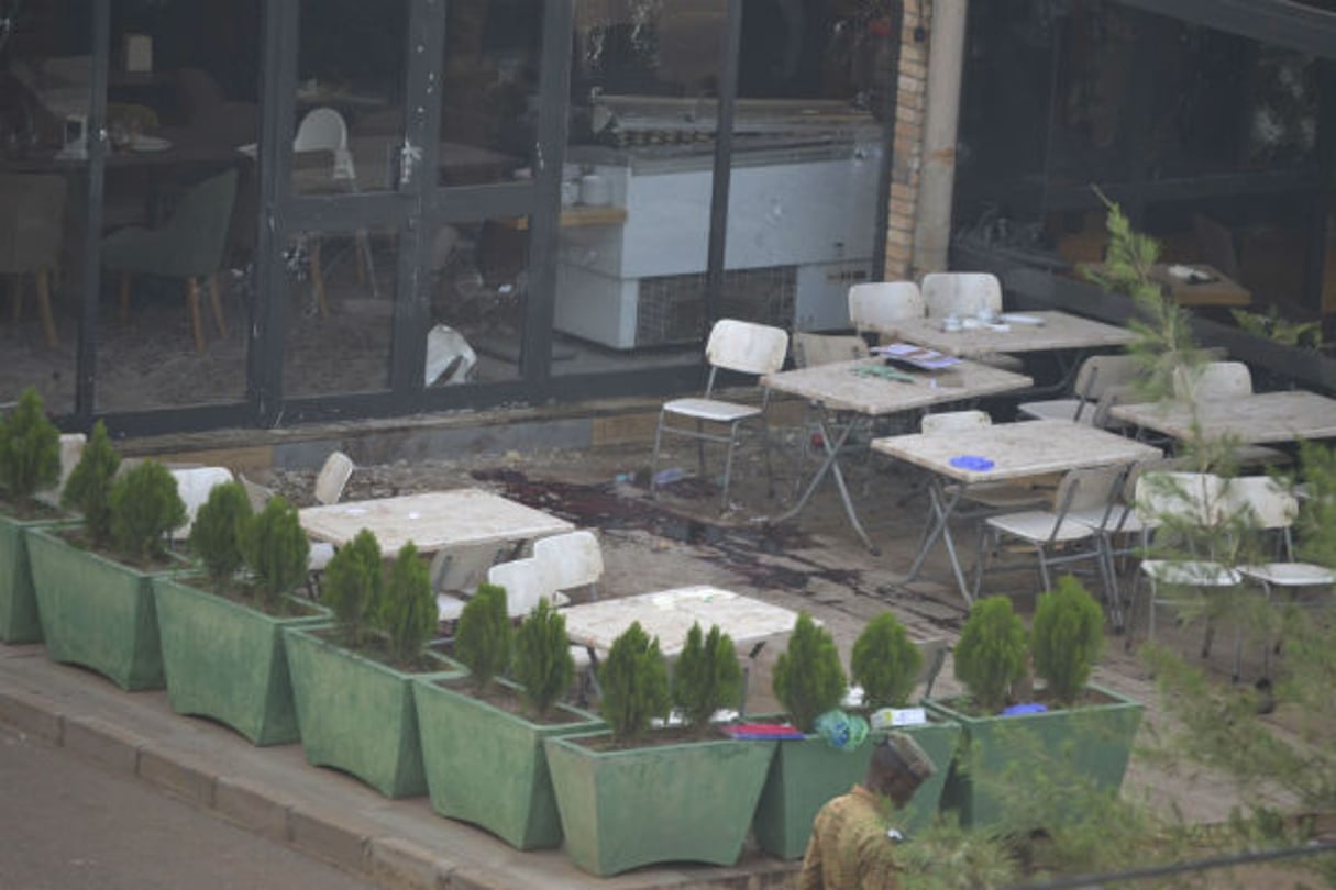 La terrasse du café-restaurant Aziz Istanbul au lendemain de l’attentat commis dans la soirée du 13 août. © Alain Didier Compaoré /AP/SIPA