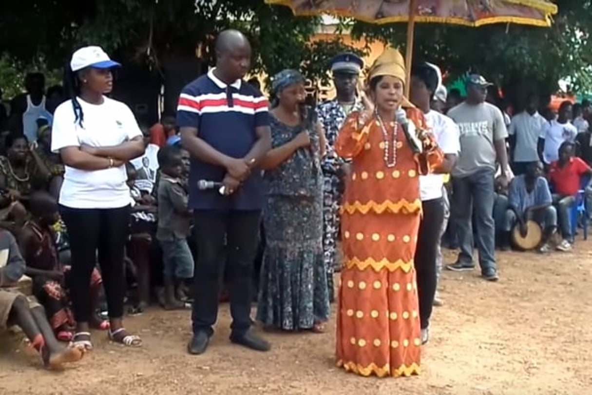 Véronique Aka en plein discours à Kangandi, en Côte d’Ivoire. © Capture d’écran / Youtube / Véronique Aka TV