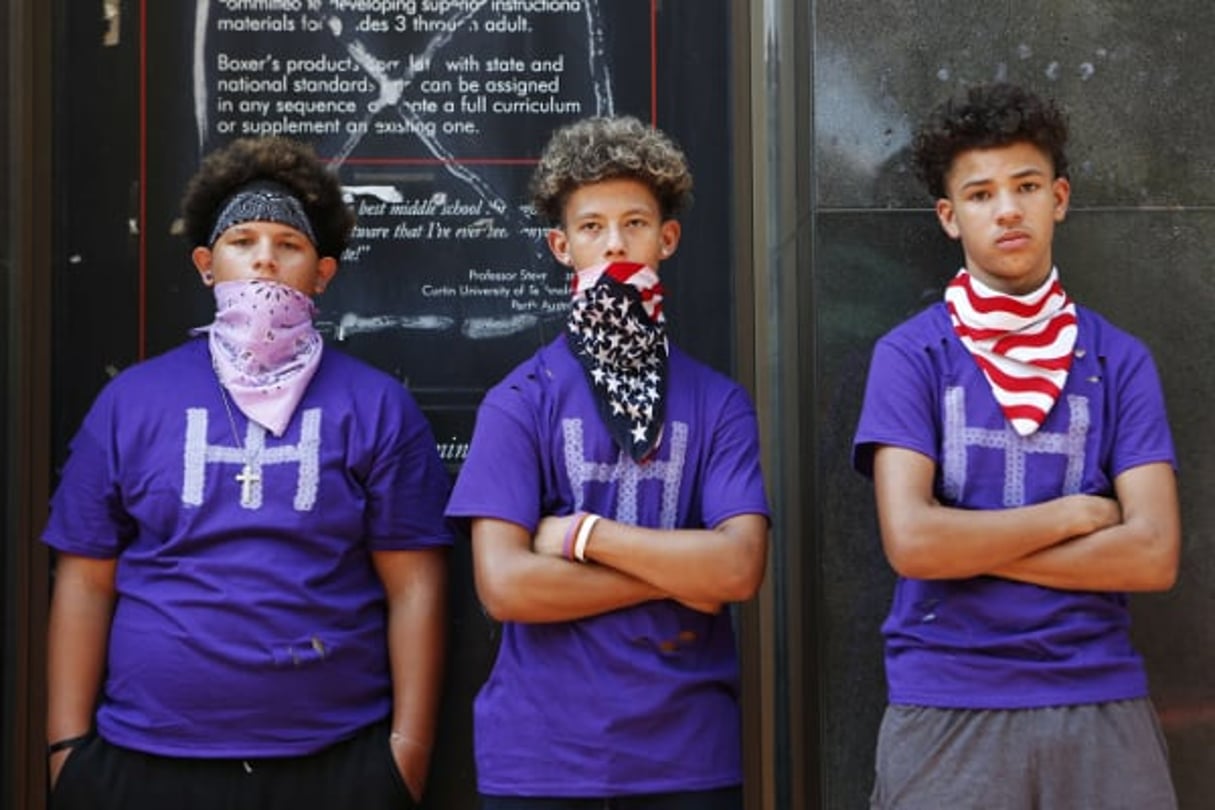 Trois jeunes garçons posent devant le mémorial dédié à Heather Heyer, tuée lors d’une manifestation anti-raciste à Charlotesville (Virginie, Etats-Unis) samedi 12 août 2017. © Julia Rendleman/AP/SIPA
