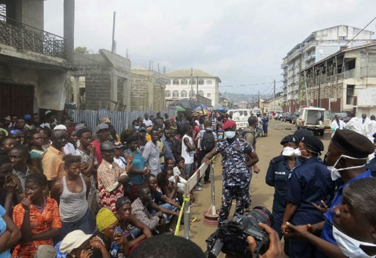 Des habitants de Freetown font la queue devant la morgue de l’hôpital Connaught pour identifier leurs proches morts dans les inondations qui ont frappé le pays lundi 14 août 2017. © Manika Kamara/AP/SIPA