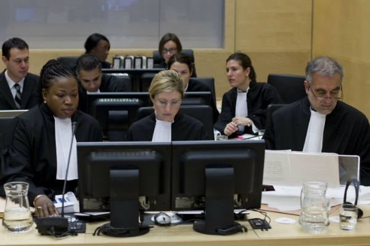 De gauche à droite : Fatou Bensouda, Nicole Samson et Luis Moreno-Ocampo dans la salle d’audience de la Cour pénale internationale à La Haye, aux Pays-Bas. Le 26 janvier 2009. © MICHAEL KOOREN/AP/SIPA