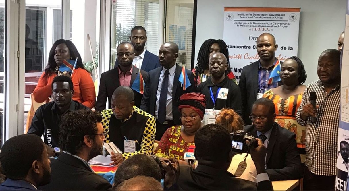 Une partie des signataires du Manifeste du citoyen congolais, réunis à Paris le 18 août. © Société civile congolaise