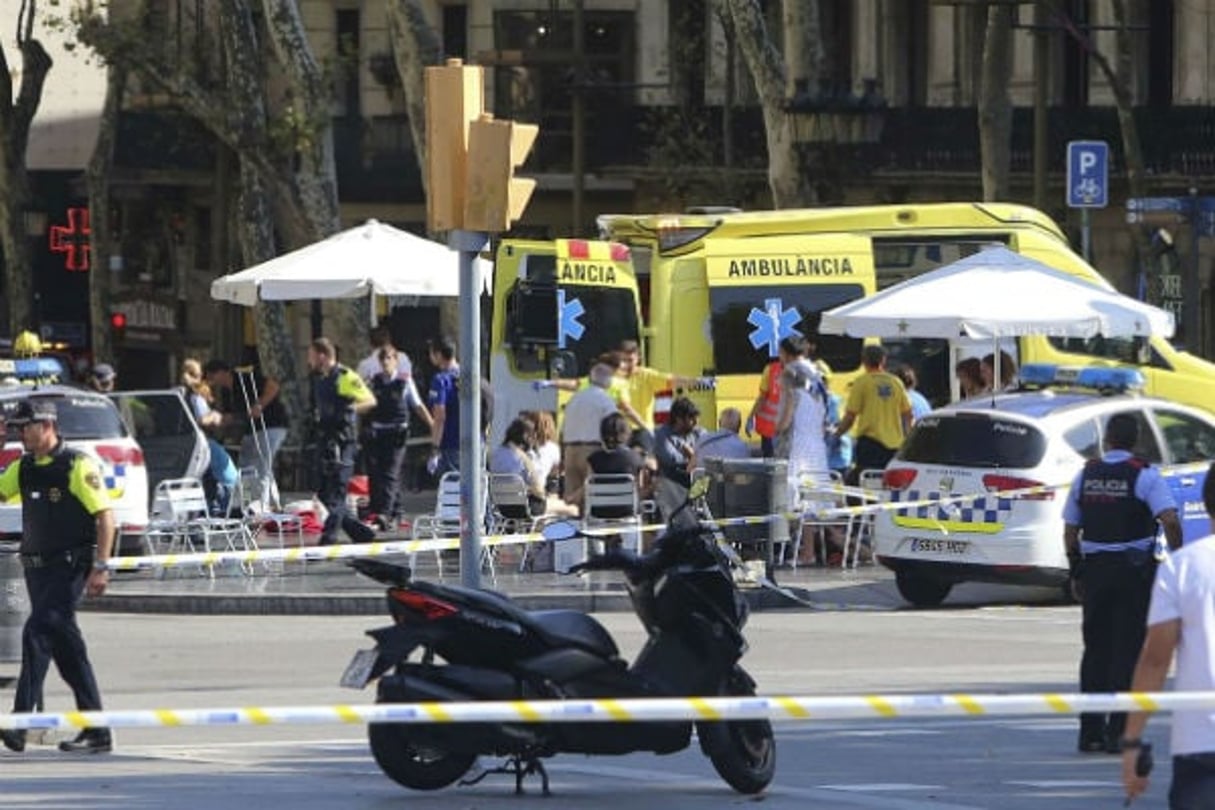 Des blessés sont pris en charge après qu’une camionnette a foncé sur la foul à Barcelone jeudi 17 août 2017. © Oriol Duran/AP/SIPA