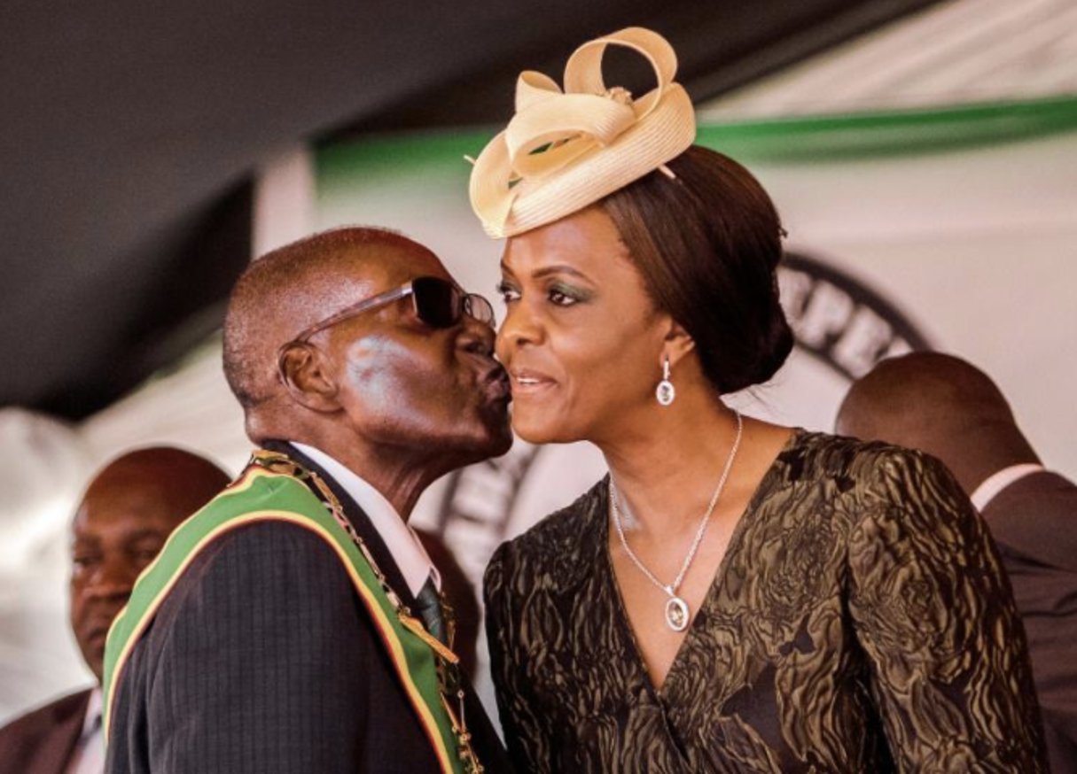 Robert Mugabe embrasse sa femme, Grace, le 18 avril 2017 à Harare. © AFP