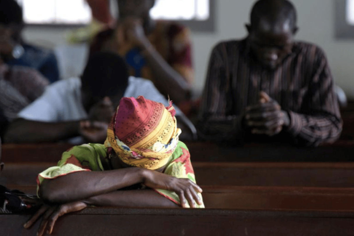 Une femme prie à l’église catholique Saint Paul de Regent, en Sierra Leone, le 20 août 2017. © AFP / SEYLLOU