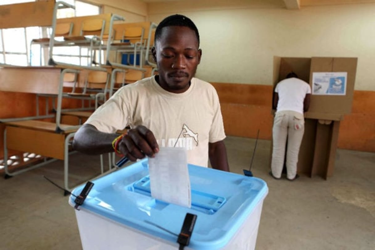 Un bureau de vote à Luanda, en Angola, le 31 août 2012. © Str/AP/SIPA
