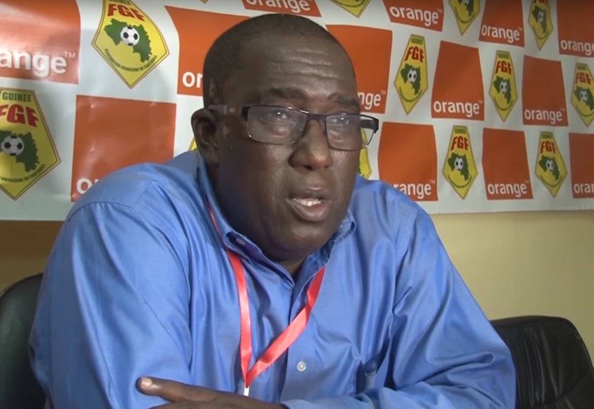 Le sélectionneur de l’équipe de Guinée, Lappé Bangoura, lors d’une conférence de presse. © Capture d’écran YouTube