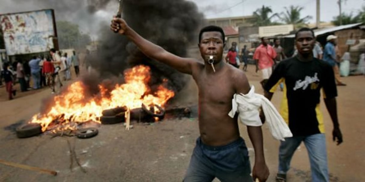 Photo d’archive d’un manifestant pro-opposition, lors des affrontements de 2005 à Lomé. © BEN CURTIS/AP/SIPA