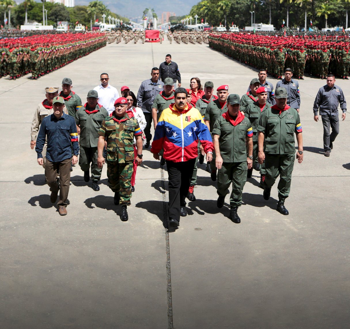 Nicolás Maduro (au centre) lors d’un défilé militaire, à Caracas, en 2015. © Cristian Hernández/SIPA