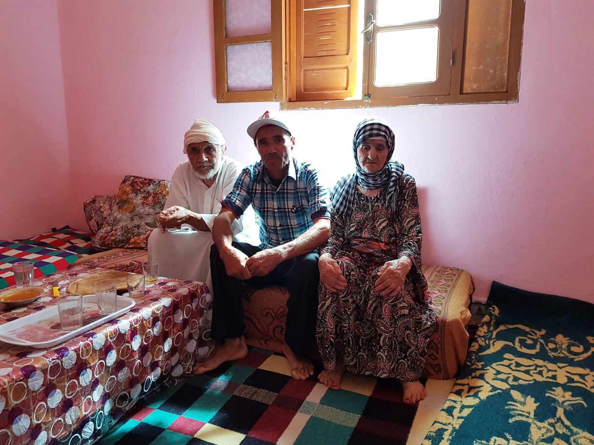 Les grands-parents d’Omar et Mohamed Hichamy et leur oncle, à M’rirt, le 23 août. &copy; Faad IRAQI pour JA