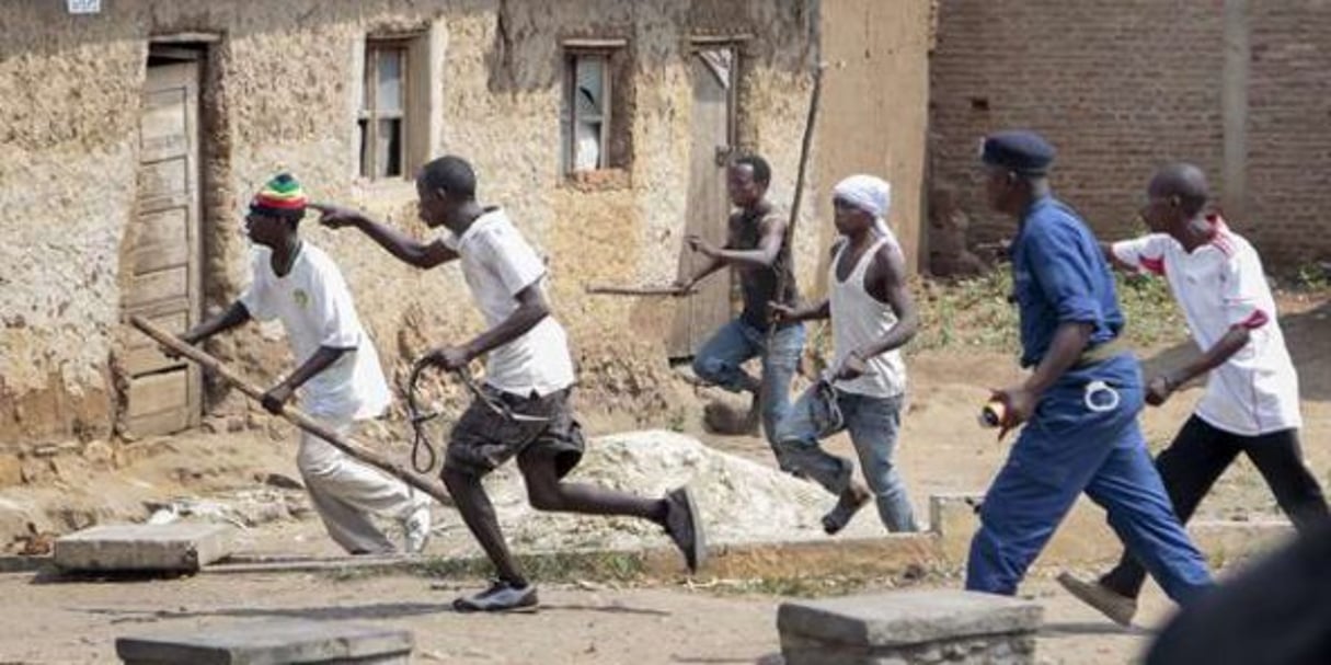 Des Imbonerakure coursent des manifestants de l’opposition, sans en être empêchés par les forces de l’ordre, à Bujumbura le 25 mai 2015. © Berthier Mugiraneza/AP/SIPA