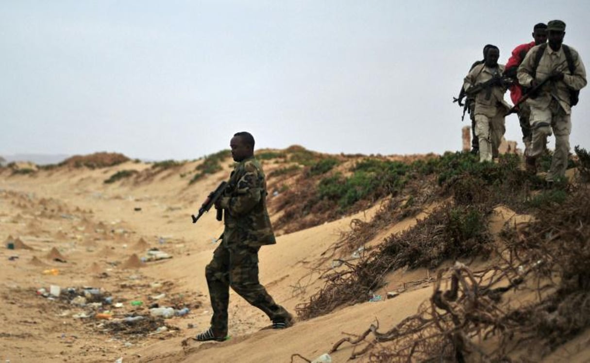 Des membres des forces de sécurité somaliennes patrouillent le long de la côte, le 18 décembre 2016 à Qaw, dans la région du Puntland, en Somalie. © AFP/Mohamed ABDIWAHAB