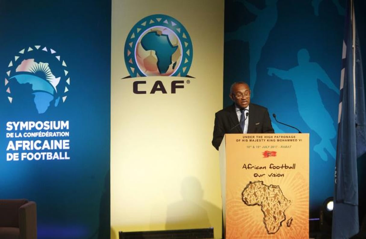 Le président de la CAF Ahmad Ahmad s’adresse aux 55 membres de l’instance lors d’un symposium à Rabat, le 18 juillet 2017. © AFP