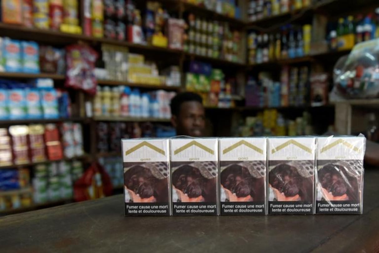 Des paquets de cigarettes portant un des nouveaux avertissements sanitaires, « Fumer cause une mort lente et douloureuse », le 26 août 2017 à Dakar. © AFP