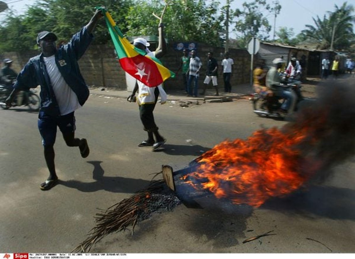 Photo d’archive, lors des affrontements de 2005 à Lomé. © SCHALK VAN ZUYDAM/AP/SIPA