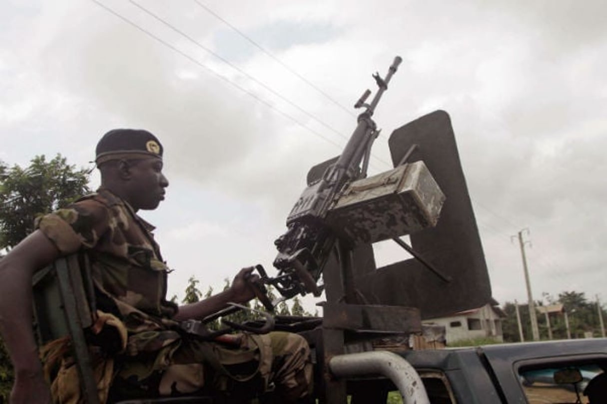 Patrouille de militaires à Cocody le 6 août 2012. © Emanuel Ekra/AP/SIPA