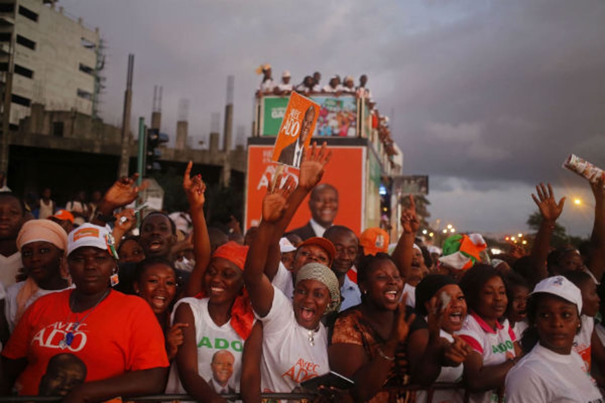 Des soutiens d’Alassane Ouattara à Abidjan lors de la campagne présidentielle de 2015, le 23 octobre. © Schalk van Zuydam/AP/SIPA