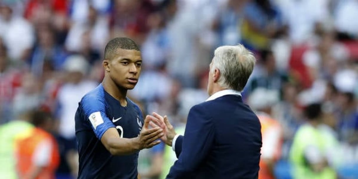 Kylian Mbappé serre la main de son coach Didier Deschamp lors du match gagné de la France face à l’Argentine en 8e de finale du Mondial 2018 en Russie. © David Vincent/AP/SIPA