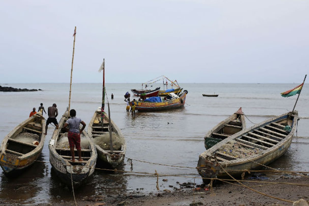 Des pêcheurs au port de Conakry, en Guinée, en novembre 2014. © Jerome Delay/AP/SIPA