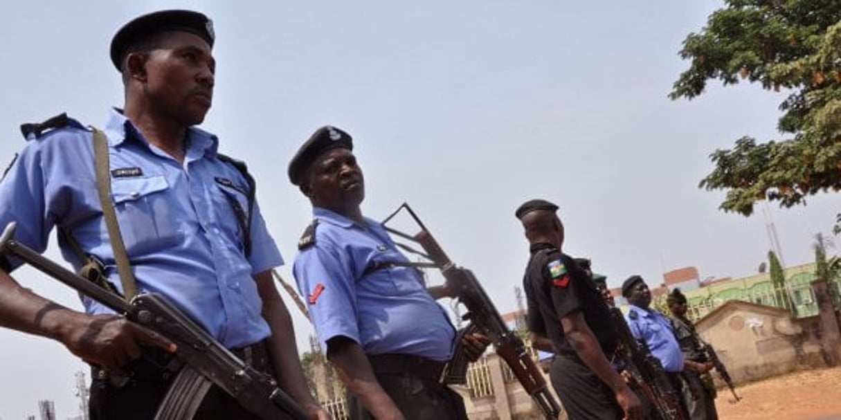 Des policiers en faction dans une rue à Abuja, au Nigeria. © Olamikan Gbemiga/AP/SIPA