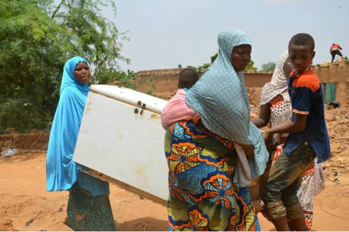 Des habitants sortent leurs biens de leurs maisons détruites par des pluies torrentielles à Niamey, le 30 août 2017. © BOUREIMA HAMA/AFP