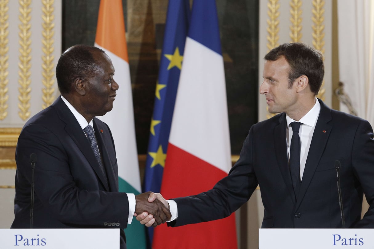 Alassane Ouattara et Emmanuel Macron le 31 août 2017 à l’Elysée © Kamil Zihnioglu/AP/SIPA