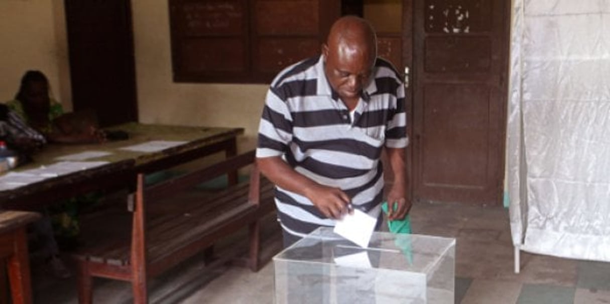 Un électeur dans un bureau de vote à Brazzaville, le 16 juillet 2017. © John Bompengo/AP/SIPA