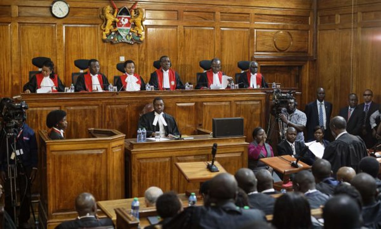 Les magistrats de la Cour suprême rendent leur décision concernant le scrutin du 8 août au Kenya. © Ben Curtis/AP/SIPA