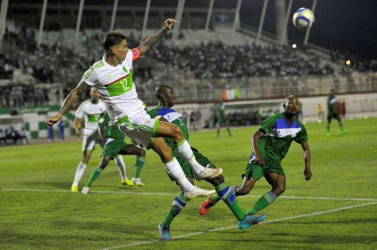 Le capitaine de l’équipe d’Algérie Carl Medjani (g) face au Lesotho lors des qualifications pour la CAN-2017, le 1er septembre 2016 à Blida. © Ryad Kramdi/AFP