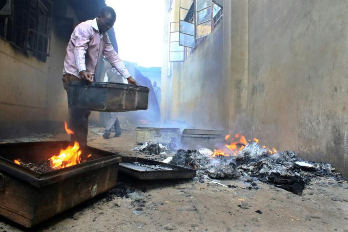 Un élève d’un lycée du comté de Kisii, au Kenya, tente de récupérer des effets personnels après un incendie dans l’établissement le 26 juin 2016. © AFP