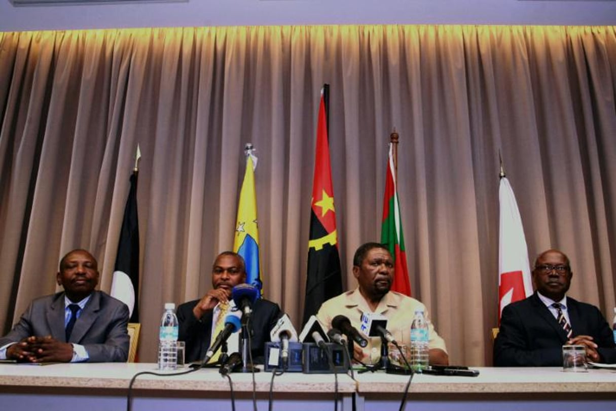 Le chef de l’Union pour l’indépendance totale de l’Angola (Unita), Isaias Samakuva (2e D), le 3 septembre lors d’une conférence de presse à Luanda. © Ampe Rogeria/AFP