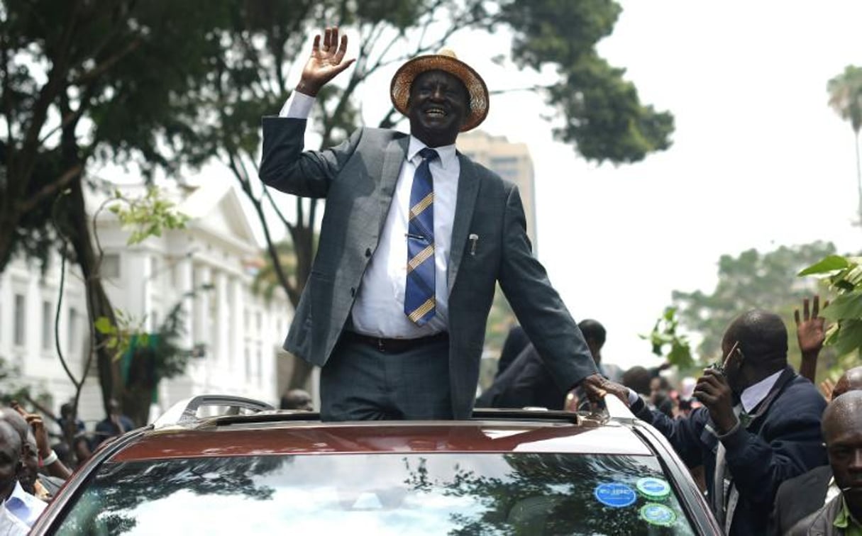 L’opposant kényan Raila Odinga salue ses partisans à sa sortie de la Cour suprême de Nairobi, le 1er septembre 2017, qui a invalidé la victoire électorale de son rival, le président Uhuru Kenyatta. © Simon Maina/AFP