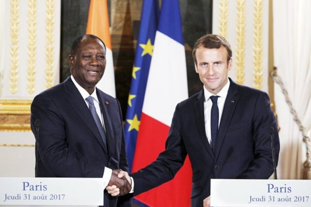 Le président Emmanuel Macron et son homologue, Alassane Ouattara. © EPA/Kamil Zihnioglu