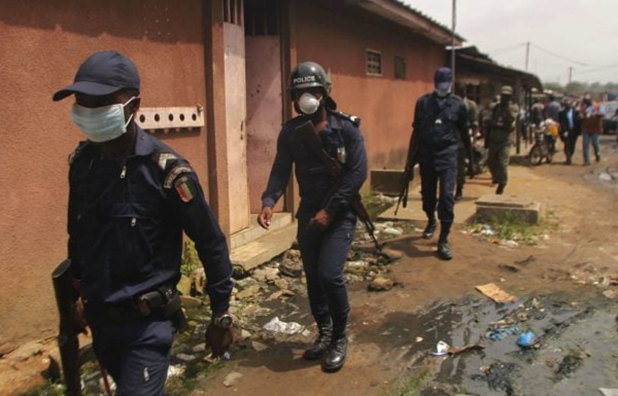 Des policiers ivoiriens dans les rues d’Abidjan, en janvier 2012. © Emanuel Ekra/AP/SIPA