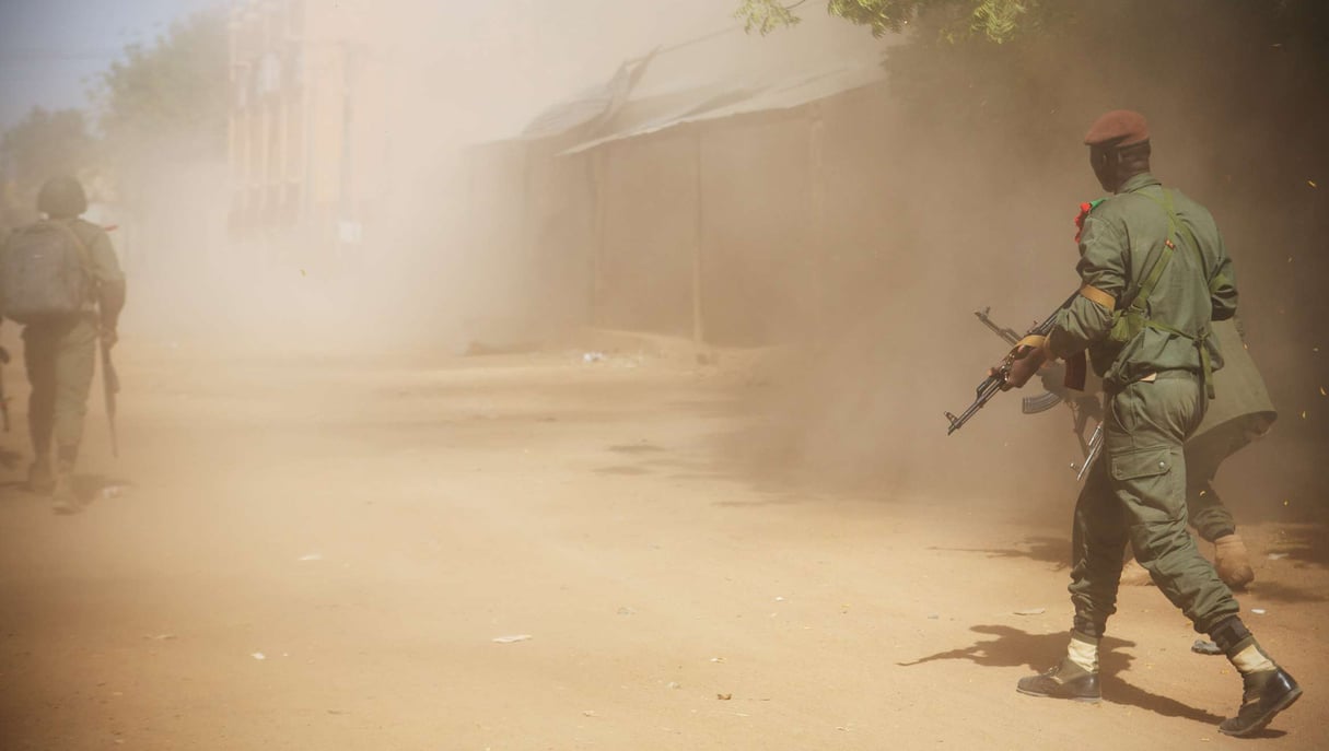 Un soldat malien lors d’une offensive contre des groupes terroristes à Gao, le 21 février 2013. Photo d’illustration. © STR/AP/SIPA