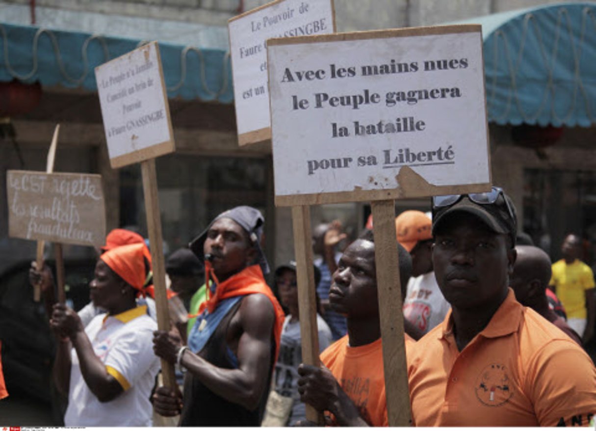 Des manifestants anti-Gnassingbé en 2013 à Lomé. © Erick Kaglan/AP/SIPA