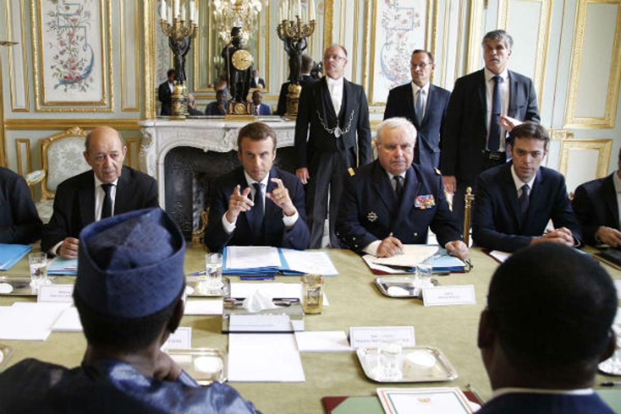 Le président français Emmanuel Macron face à ses homologues tchadien et nigérien, Idriss Deby Itno et Mahamadou Issoufou, à Paris le 28 août 2017. © Thibault Camus/AP/SIPA