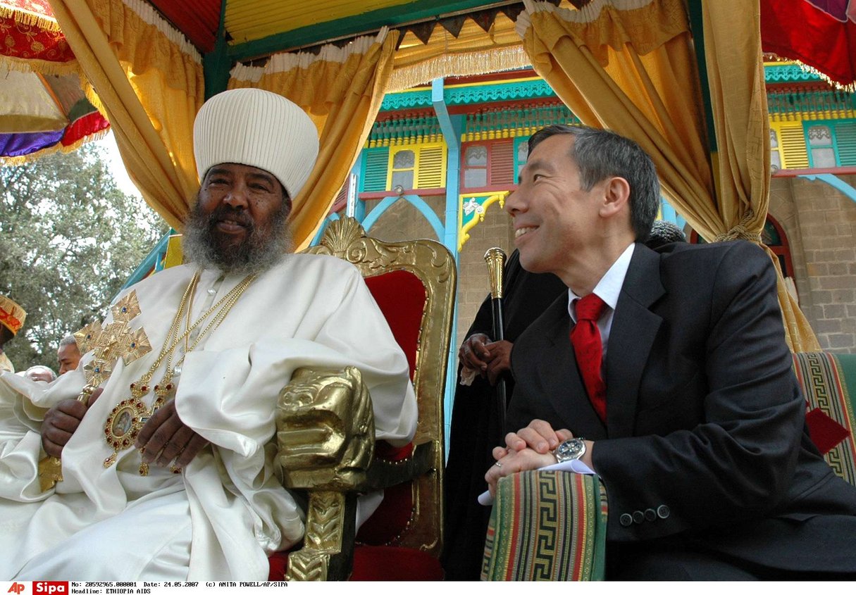 Le diplomate américain Donald Yamamoto avec le patriarche de l’église orthodoxe éthiopienne, Abune Paulos, à Addis-Abeba, en 2007. © ANITA POWELL/AP/SIPA