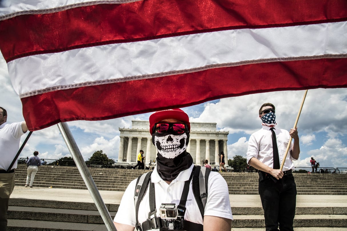 Membres de la « brigade blanche » au cours d’une manifestation devant le Lincoln Memorial, à Washington, le 25 juin. © Mark PETERSON/REDUX-REA