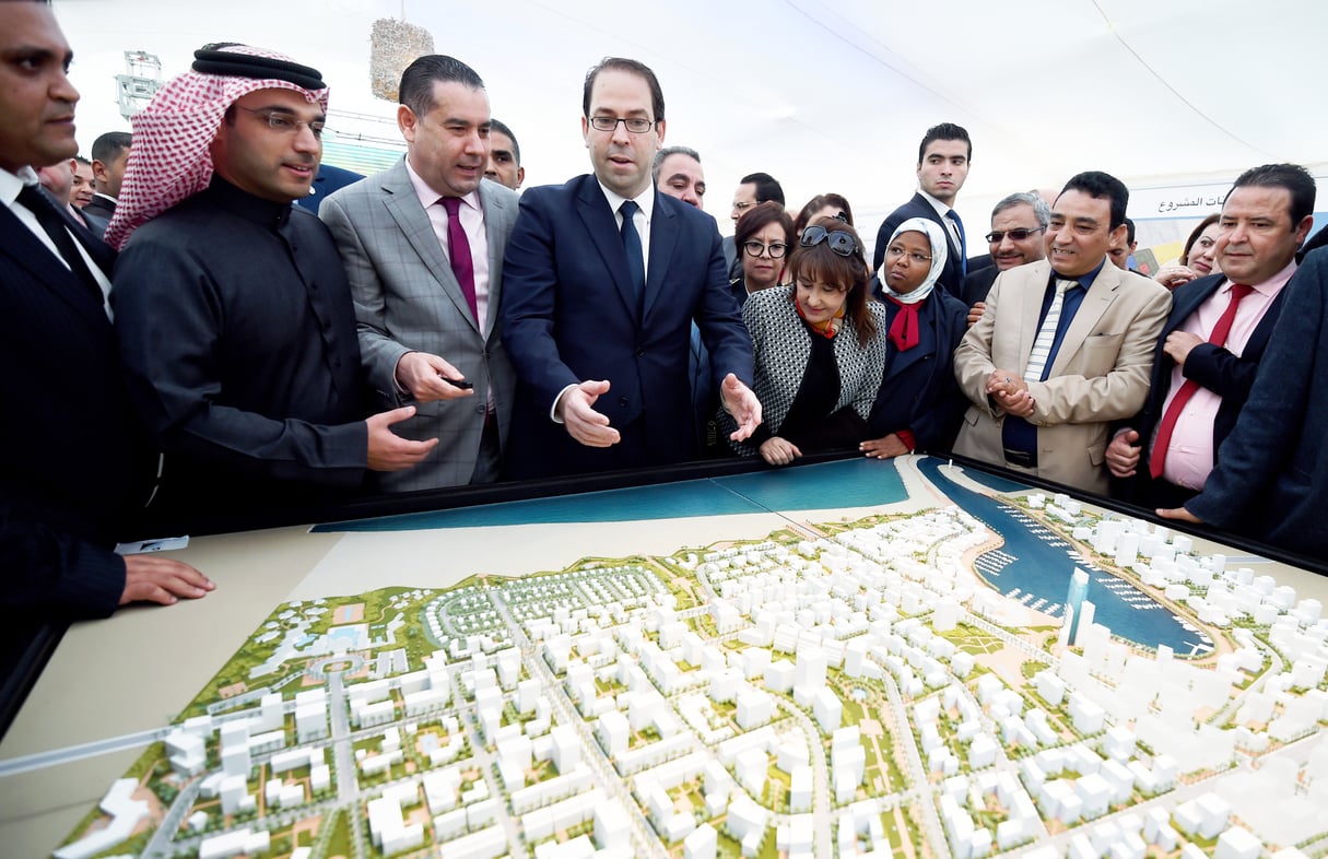 Le Premier ministre Youssef Chahed devant une maquette du Port financier de Tunis, un mégaprojet de 3 milliards de dollars, le 27 novembre 2016. &copy; fethi belaid/AFP