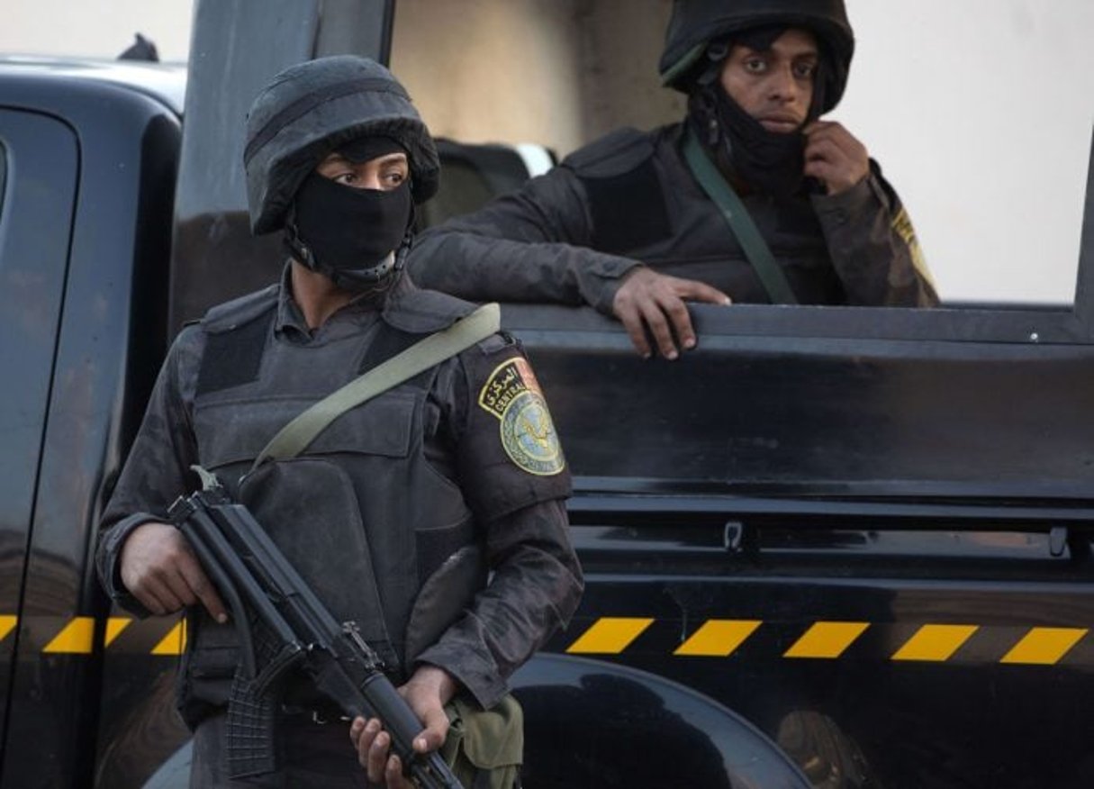 Des policiers masqués au Caire, en Egypte. © Amr Nabil/AP/SIPA