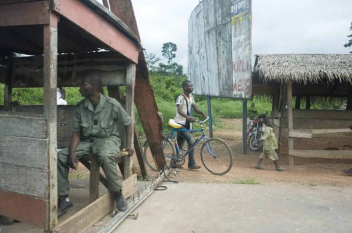Barrages routiers tenus par des membres des FRCI (Forces républicaines de Côte d’Ivoire) pro-Ouattara, dans la région de Zouan-Hounien, en Côte d’Ivoire, le 21 juin 2011. © JA