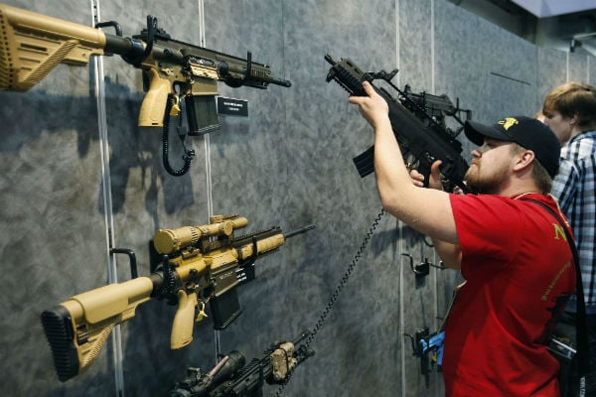 Un acheteur dans un salon de vente d’armes à Las Vegas, aux États-Unis, en juillet 2016. © John Locher/AP/SIPA