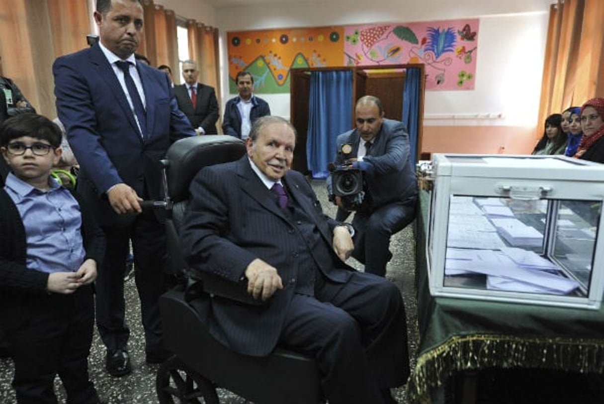 Le président algérien, Abdelaziz Bouteflika, dans un bureau de vote à Alger pour les législatives du 4 mai 2017. © Sidali Djarboub/AP/SIPA