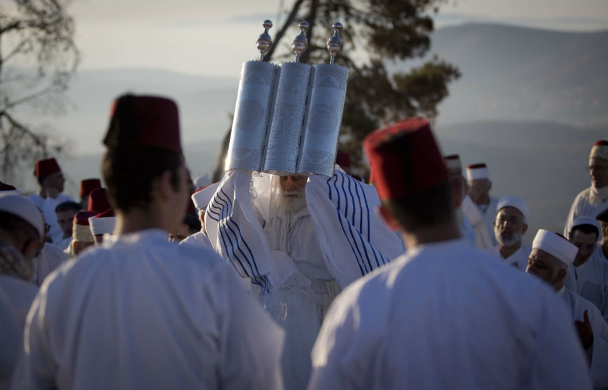 Membres de l’ancienne communauté des Samaritains célébrant le Shavuot, sur le Mont Gerizim, près de Naplouse, le 12 juin 2016. © Majdi Mohammed/AP/SIPA