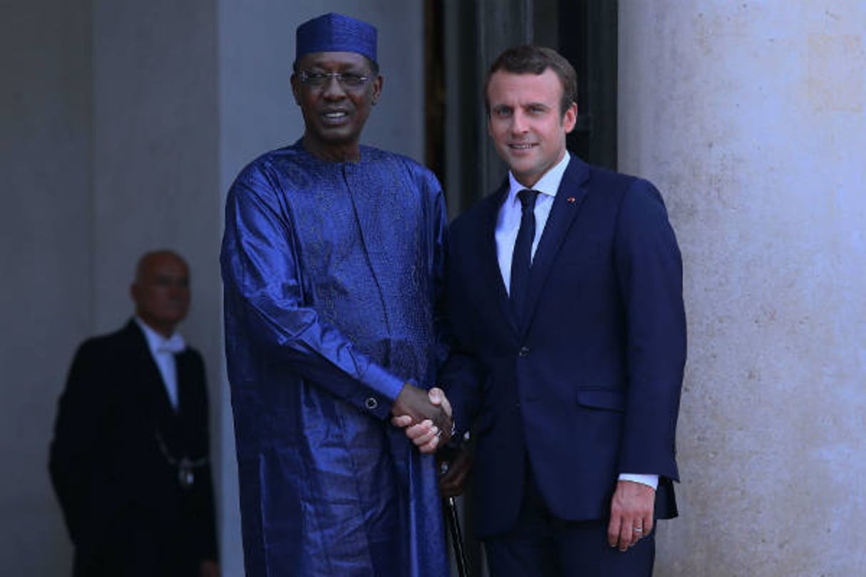 Le Tchadien Idriss Déby Itno et le Français Emmanuel Macron lors du sommet sur l’immigration avec les dirigeants européens et africains, à Paris, le 28 août 2017. © Alfonso Jimenez/SIPA