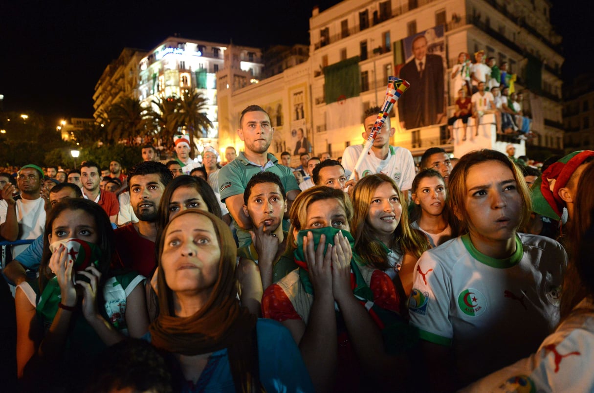 Supporters devant le match Algérie-Allemagne à la coupe du Monde au Brésil. Alger, le 30 juin 2014. © Sidali Djarboud/AP/SIPA