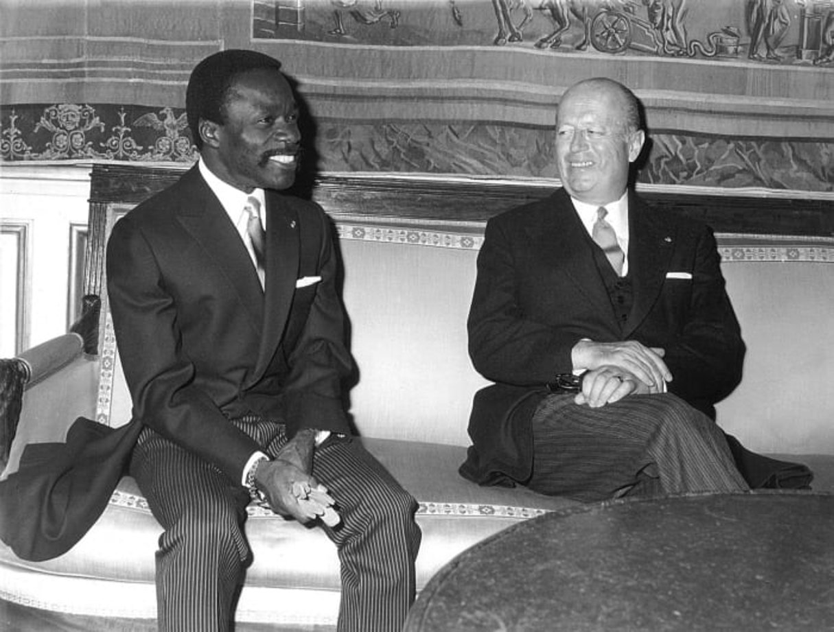 Albert-Bernard Bongo, président de la République du Gabon s’entretient avec Jacques Foccard, secrétaire général de l’Élysée aux Affaires africaines, à Paris, le 7 juillet 1970. © Presidence de la République