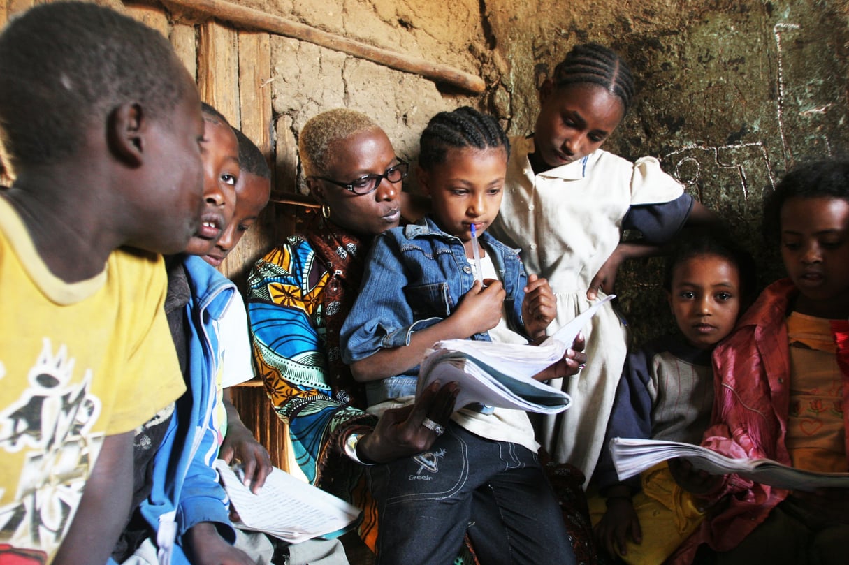 Ambassadrice de bonne volonté de l’Unicef, la star a sillonné l’Afrique de long en large. Ici avec des enfants d’une école maternelle d’Awasa, en Éthiopie. &copy; Archives Angélique Kidjo ; Boris Heger/UNICEF