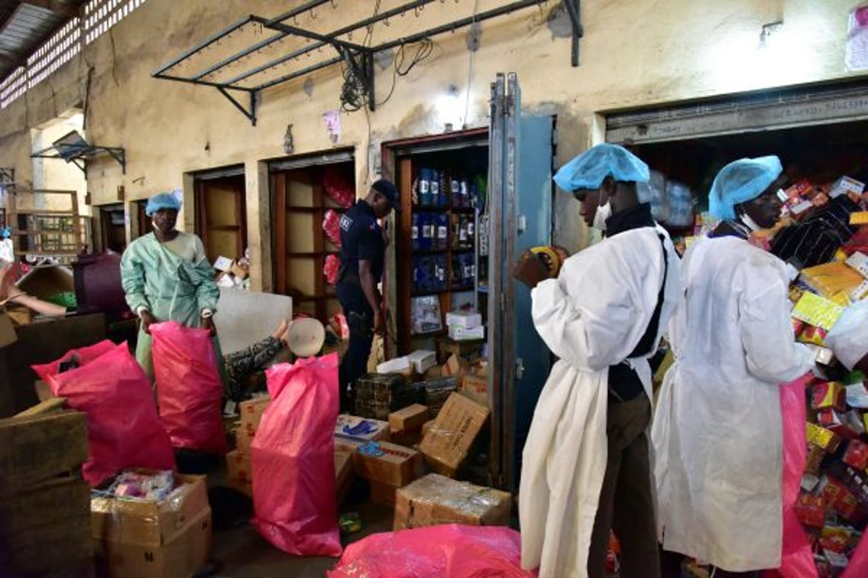 Le 3 mai, la police a effectué une saisie dans le quartier Roxy, au marché Adjamé, à Abidjan. © ISSOUF SANOGO/AFP